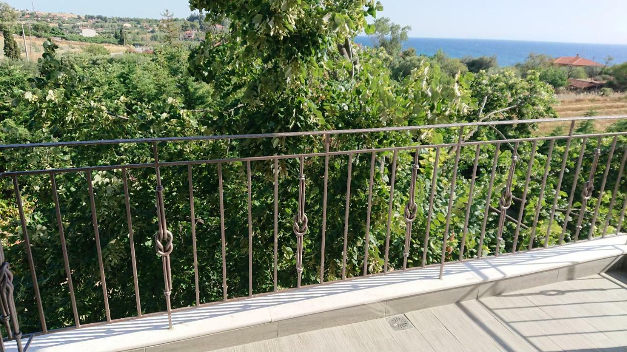 Appartamento Stone House With Seaview Nea Poteidaia Esterno foto